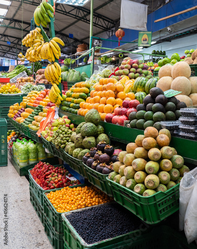 Fototapeta Naklejka Na Ścianę i Meble -  belle présentation des fruits à la Plaza de Mercado de Paloquemao, Bogota, Colombie