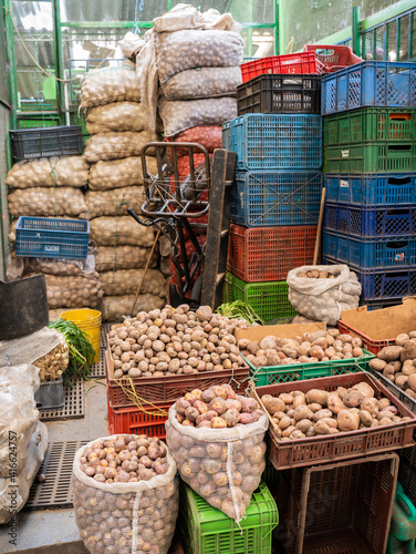 stand de pommes de terres à la Plaza de Mercado de Paloquemao, Bogota, Colombie photo