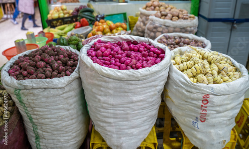 divers pommes de terres et autres légumes  à la Plaza de Mercado de Paloquemao, Bogota, Colombie photo