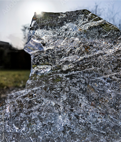 schmelzender Eisbrocken, melting Ice,
Eis in der Sonne