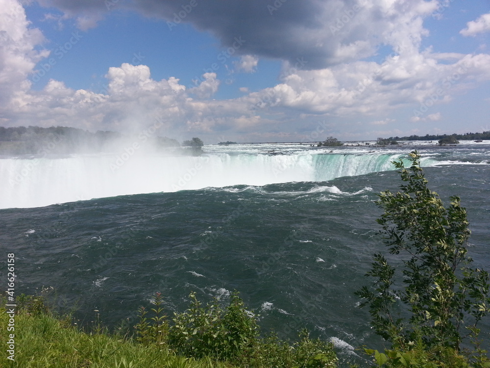 Obraz premium Niagara Falls from a specific vantage point
