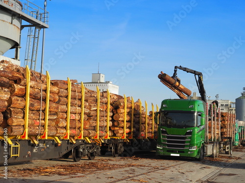Holzverladung von der Bahn auf den LKW