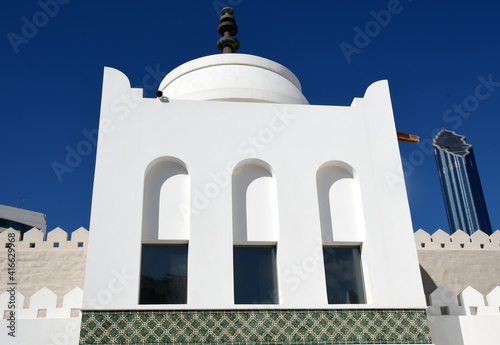 Strahlend weißes Qasr Al Hosn vor strahlend weißem Himmel photo
