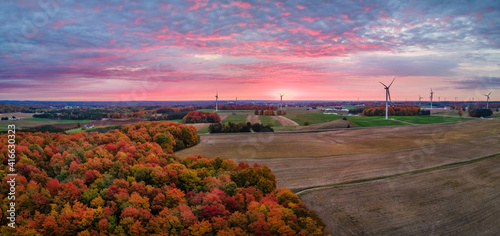 Foto Autumn sunrise with wind turbines in central Michigan farmland near Cadillac Mic