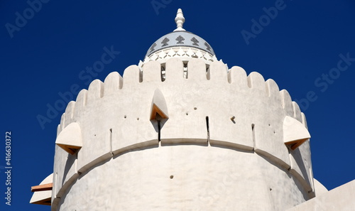 Krone des alten, weißen Wachturms im inneren Fort vor strahlend blauem Himmel photo