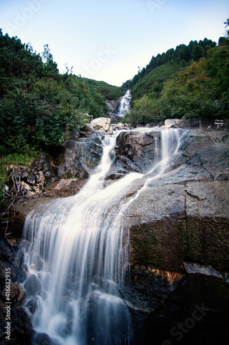 Wasser flie  t den Berg runter