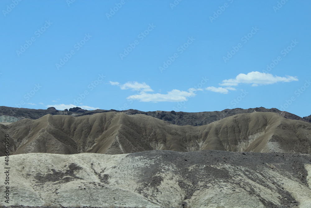 Death Valley mit blauen Himmel und weißen Wolken