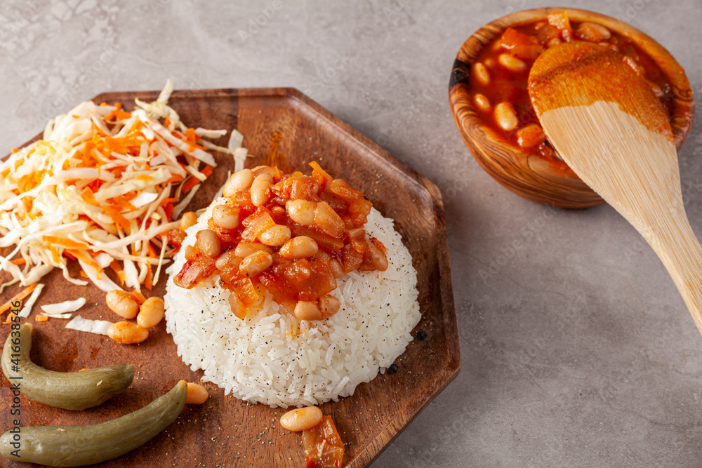 Fotografia do Stock Bean stew over rice pilaf known as Pilav ustu kuru