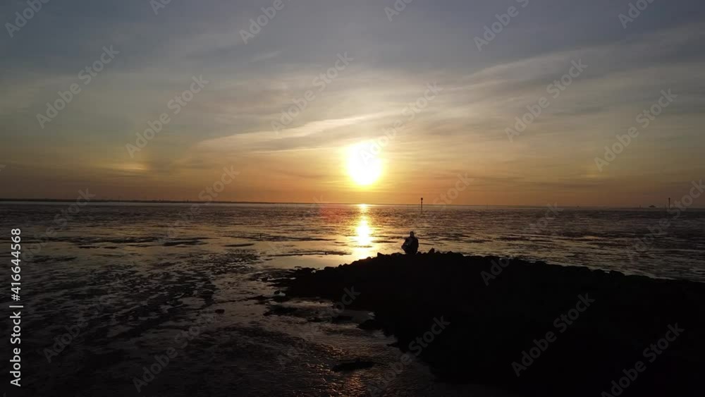 Weddewarden bei Bremerhaven im Watt mit der Drohne zum Sonnenuntergang, Landschaftsaufnahme am Wattenmeer, Gegenlicht mit Schatten und der Sonne