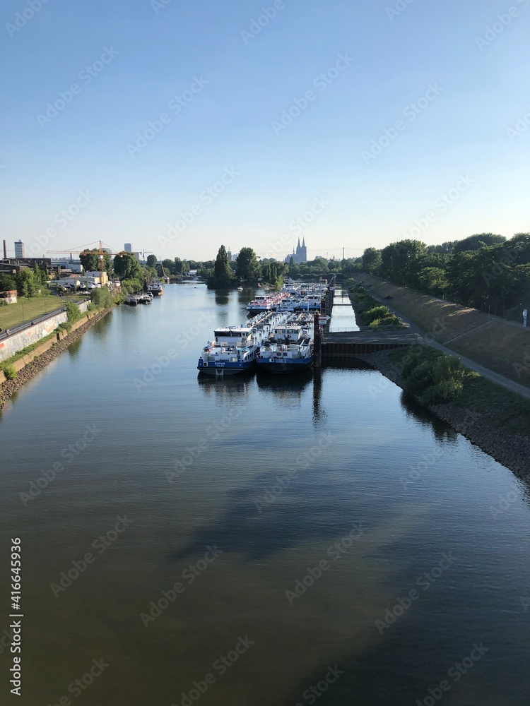 Köln, den Rhein, Dom und Boote