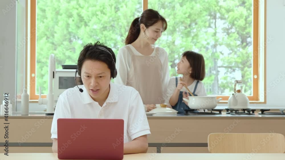 リモートワークで働く夫 リモートワークで働く夫