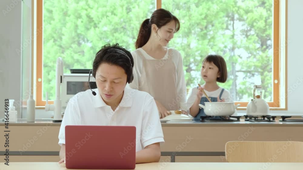 リモートワークで働く夫 リモートワークで働く夫