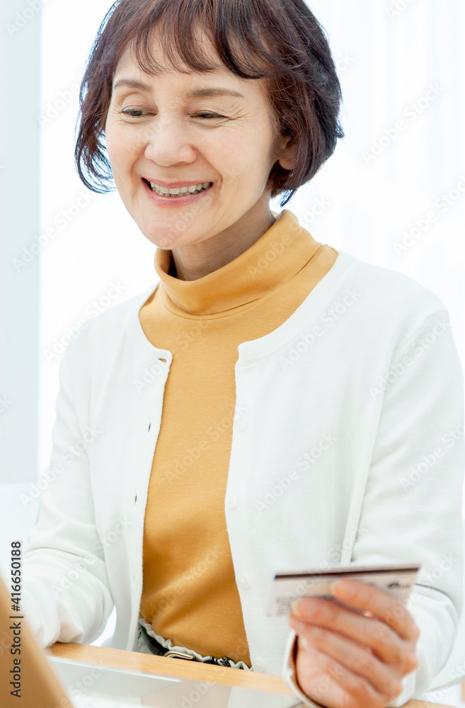 ネットショッピングをするシニア女性