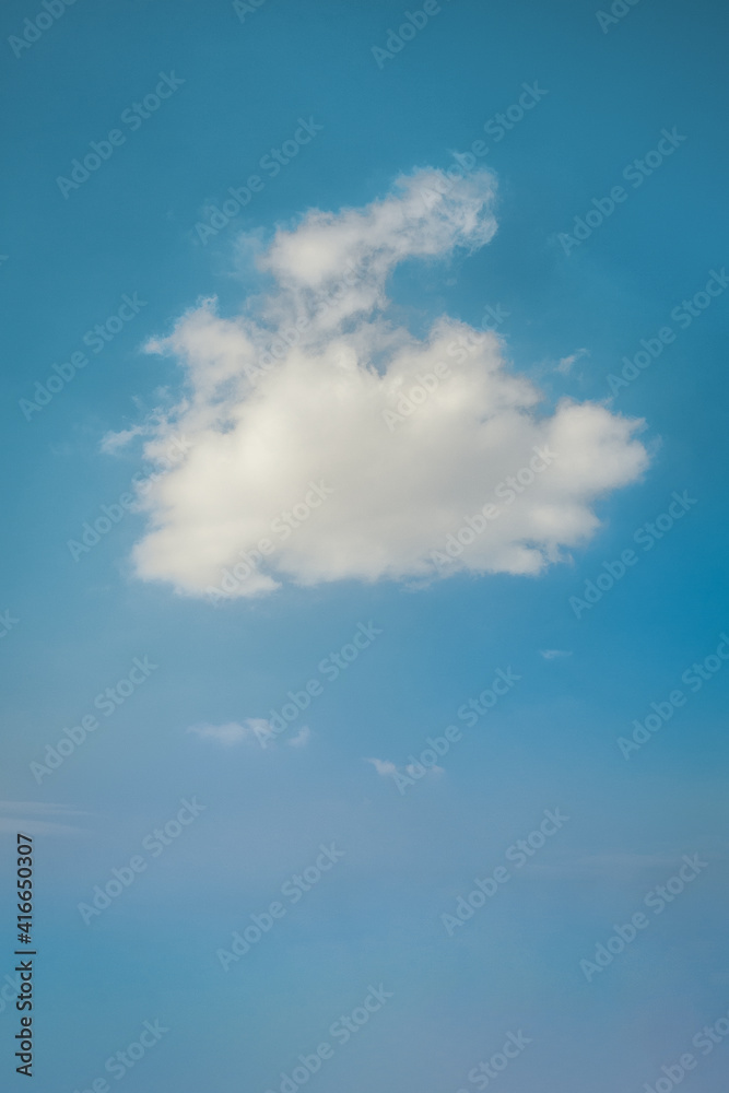 Nube blanca aislada sobre cielo azul en vertical Nube blanca aislada sobre cielo azul en vertical