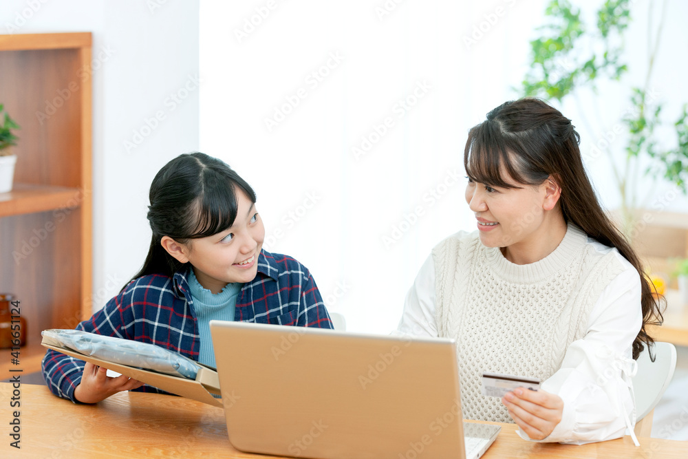 ネットショッピングする親子 ネットショッピングする親子