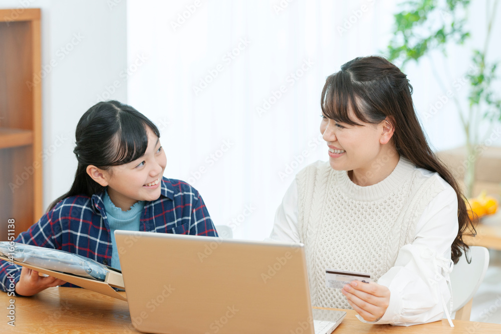 ネットショッピングする親子 ネットショッピングする親子