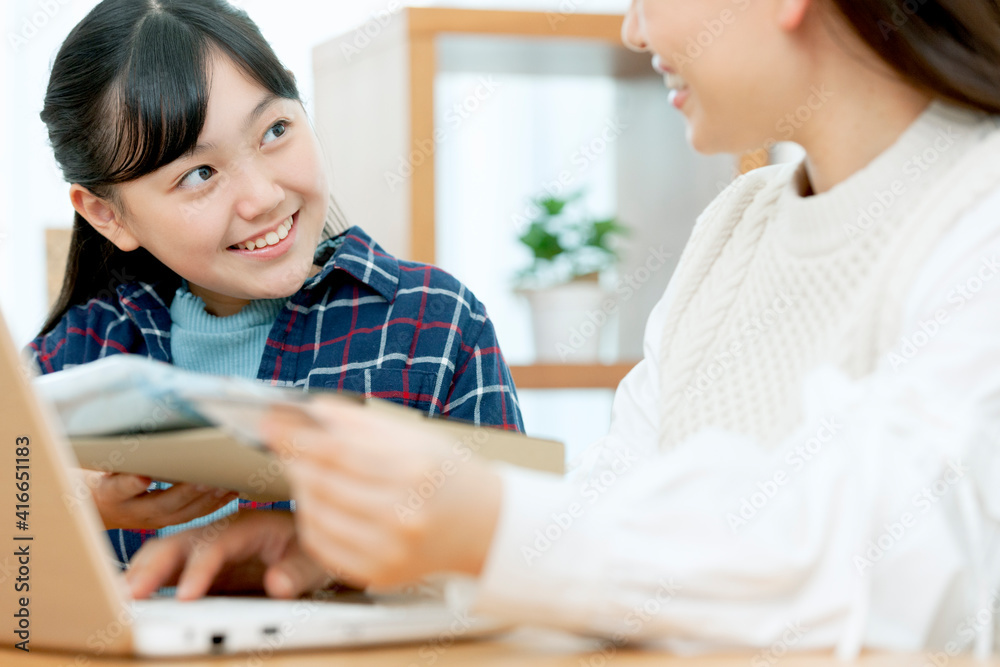 © UTS - ネットショッピングする親子