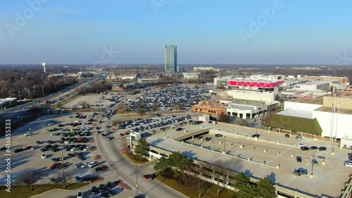 Epic Pan View of Oakbrook Center Mall During the Christmas Holiday