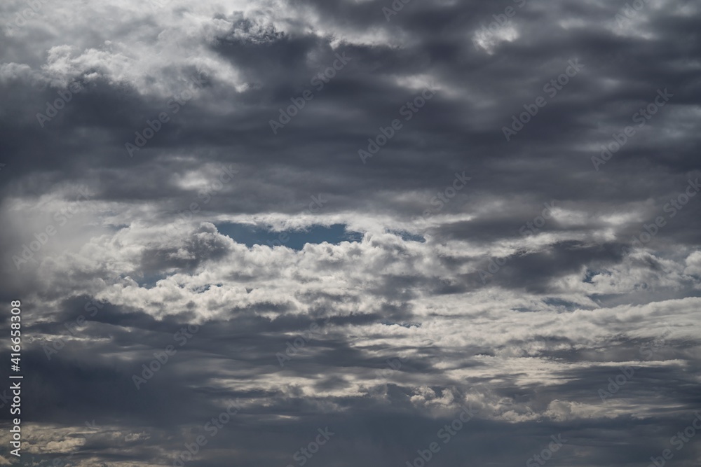 Obraz premium This image shows a beautiful sky filled with magnificent clouds.