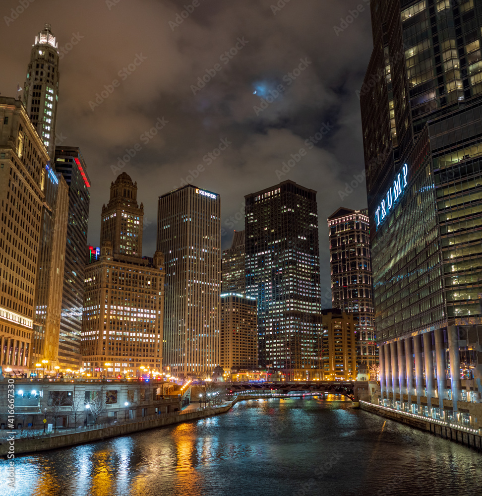 Obraz premium Chicago Riverwalk at Night