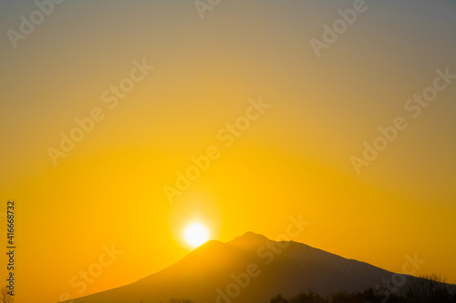 夕陽と雪の岩木山 © Kozue Inada