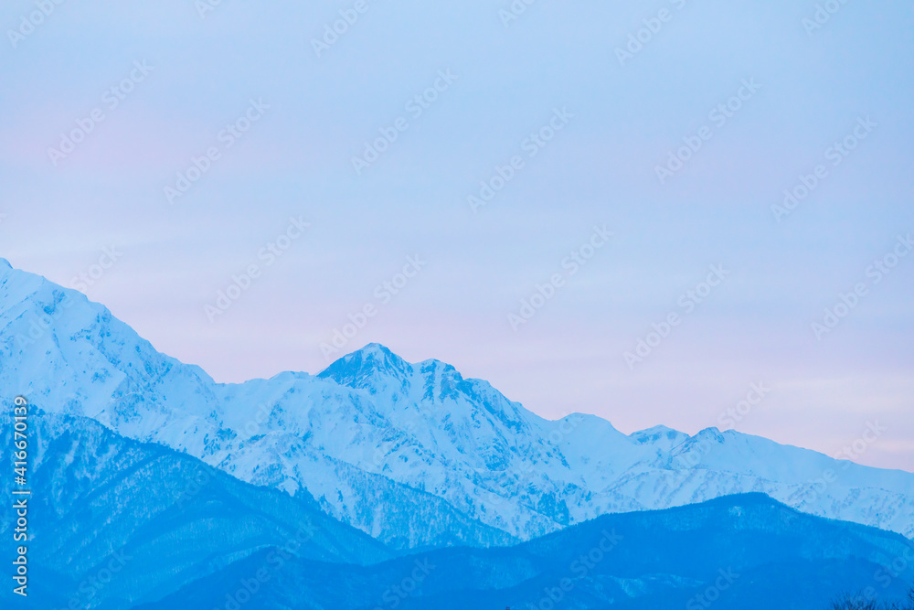 日没直後の雪の唐松岳