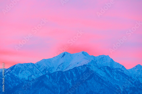 山頂が赤く染まる雪の鹿島槍ヶ岳 