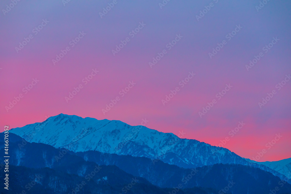 夕陽に染まる雪の針ノ木岳