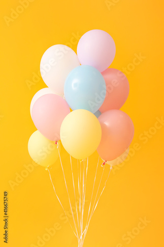 Fototapet Air balloons on color background