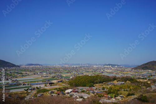 香川県坂出市街並み(遠方に瀬戸内海と瀬戸大橋)