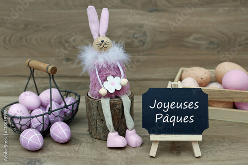 Décorations de Pâques et un tableau noir avec le lettrage Joyeuses Pâques