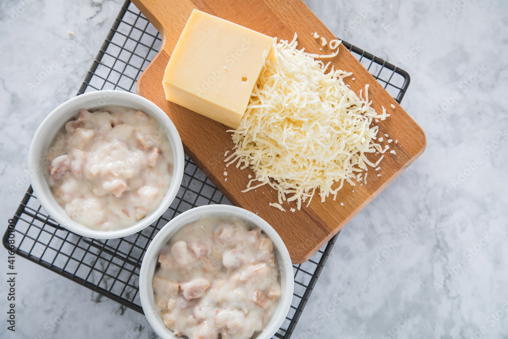 Typisches DDR Würzfleisch Ragout Fin mit geriebenen Gouda Käse in ...