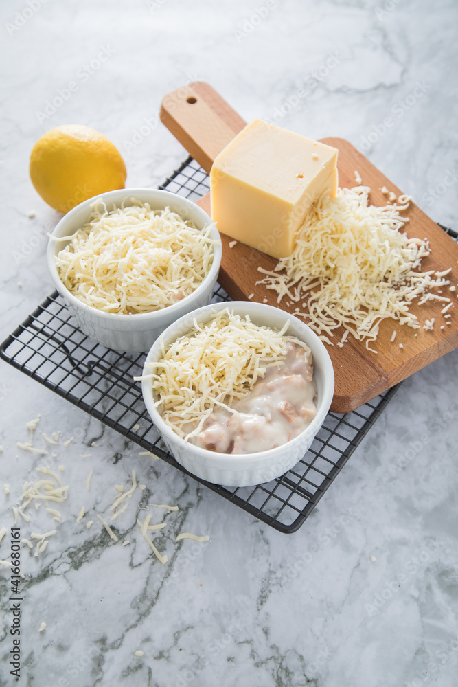 Typisches DDR Würzfleisch Ragout Fin mit geriebenen Gouda Käse in ...