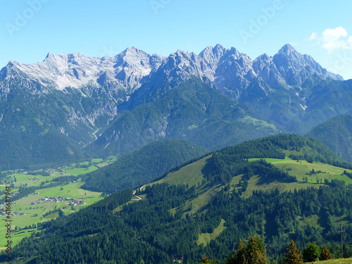 Almen und Bergdörfer mit den Loferer Steinbergen im Hintergrund.