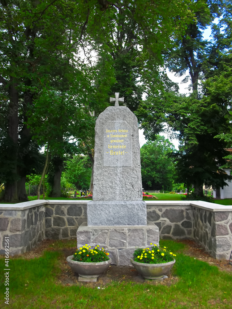 Kriegerdenkmal auf dem Friedhof der Gemeinde Beutel
Mit Aufschrift: Unseren Helden in Dankbarkeit gewidmet. Gemeinde Beutel Kriegerdenkmal auf dem Friedhof der Gemeinde Beutel
Mit Aufschrift: Unseren Helden in Dankbarkeit gewidmet. Gemeinde Beutel