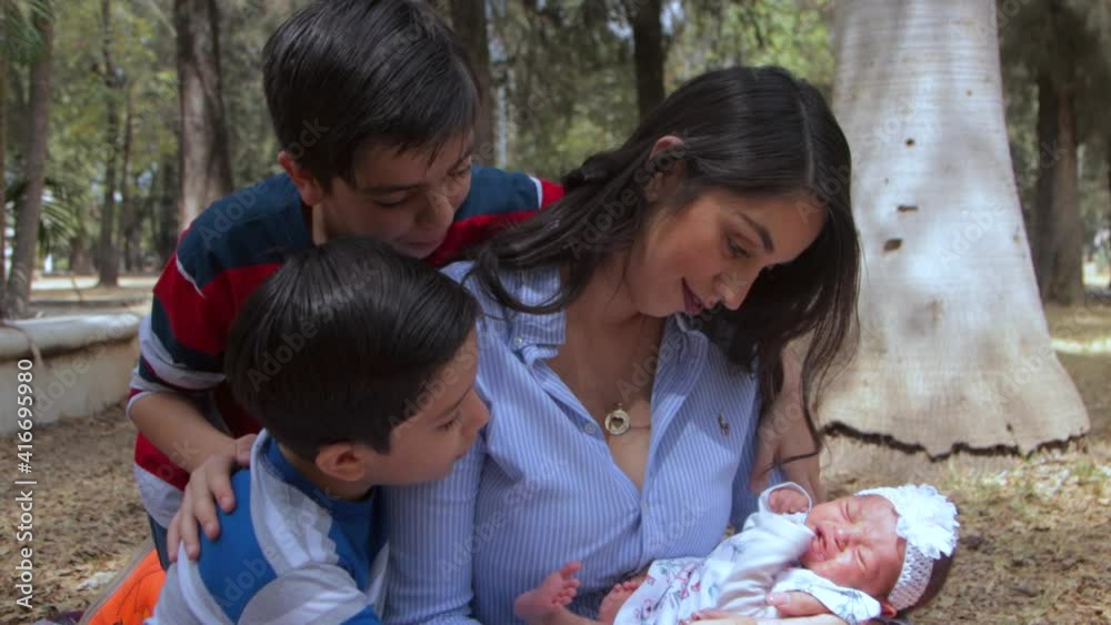 familia pasa un día al aire libre en parque