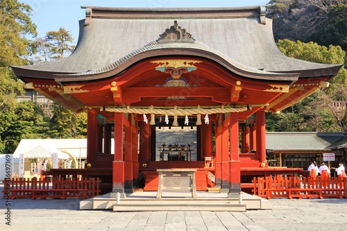 Obraz na płótnie Red architecture, Maiden dance stage at Tsurugaoka Hachimangu Shrine in Kamakura, Kanagawa prefecture, Japan - 鎌倉 鶴岡八幡宮 舞殿 w salonie