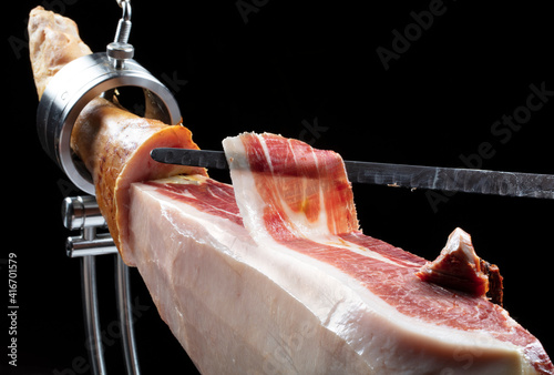 Jamón ibérico de bellota  cortado a cuchillo. Acorn-fed Iberian ham cut with a knife.