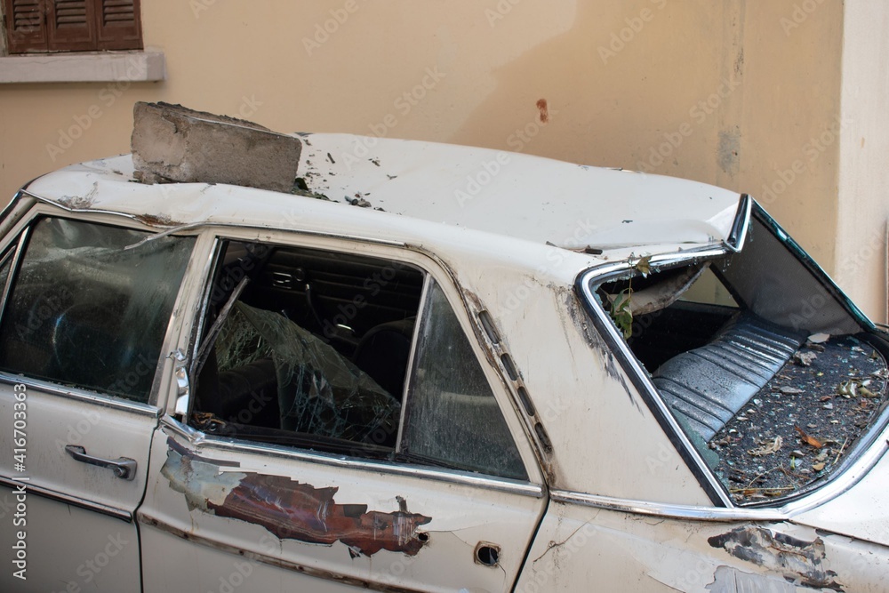 Obraz premium car wrecked by debris from an explosion in Beirut center in August 2020