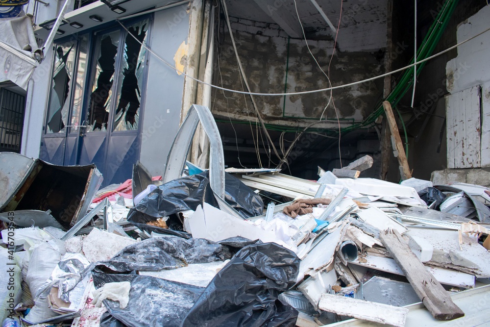 Obraz premium historical building in downtown Beirut seriously damaged by an explosion in August 2020