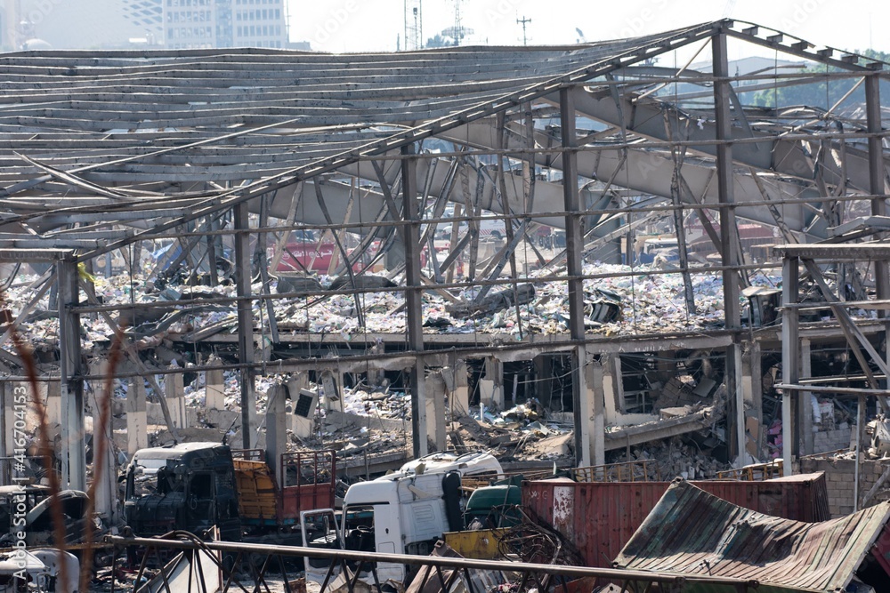 Obraz premium damage to warehouses and equipment at the Beirut port after an explosion in August 2020