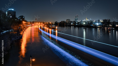 Obraz na płótnie Frankfurt Skyline bei Nacht von der Kaiserleibrücke aus mit Staustufe w salonie