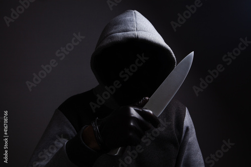 Billede på lærred a man holding a large knife threatens