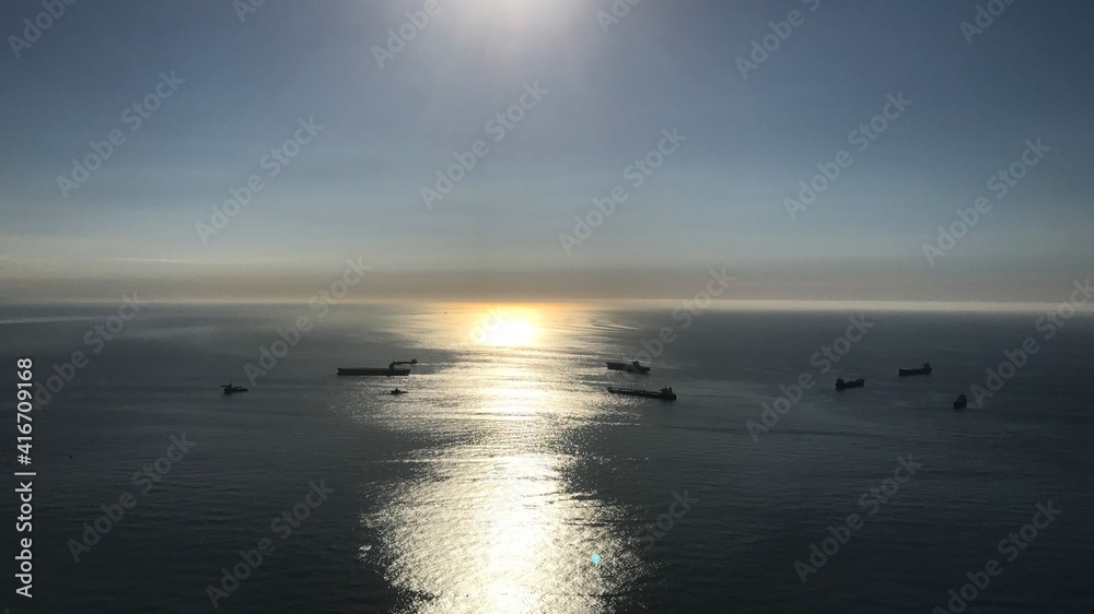Obraz premium Kreuzfahrtschiff am Morgen bei Sonnenuntergang vor Gibraltar im Mittelmeer