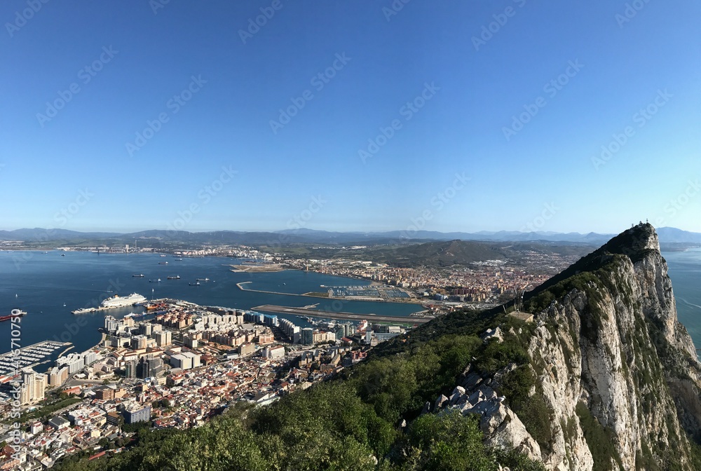 Fels von Gibraltar mit Stadt und Seilbahn Mittelmeer Horn Klippen Küste Strand