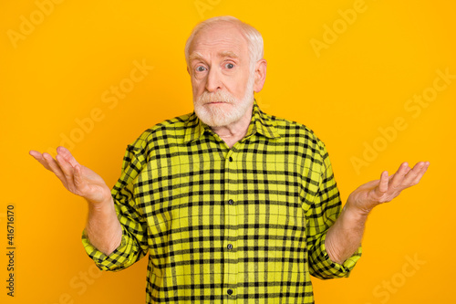 Fotografía Photo of old man pensioner shrug shoulders confused questioned no answer isolate
