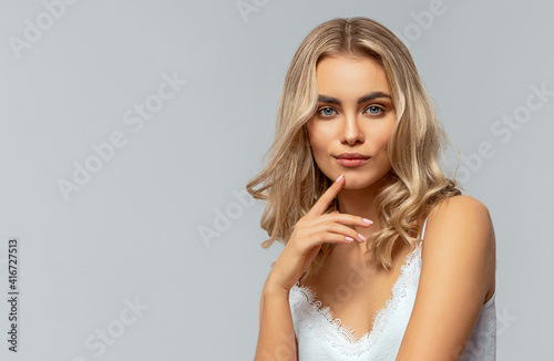 Canvastavla Beautiful blonde female model isolated on gray background