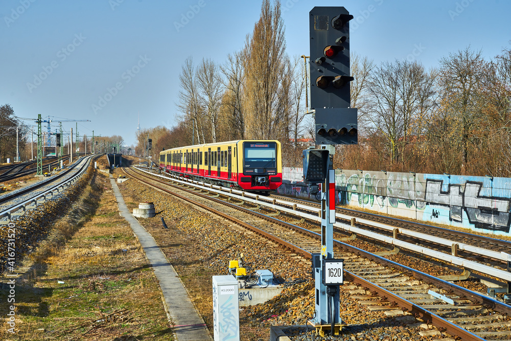 Die neue Baureihe 483/484 der Berliner SBahn im Fahrgastbetrieb am