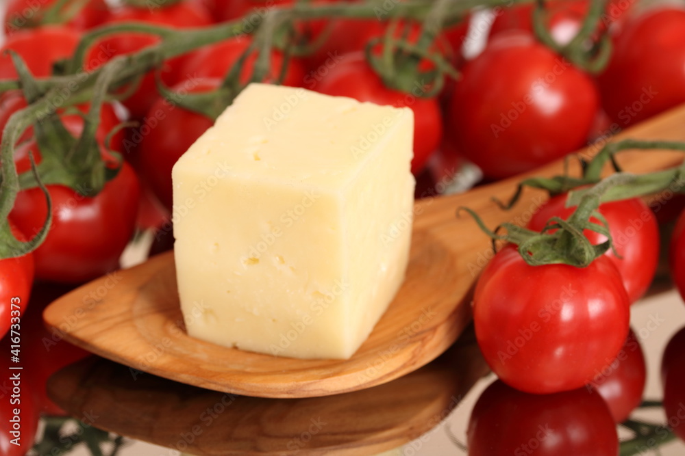 Ein Stück Käse mit Tomaten