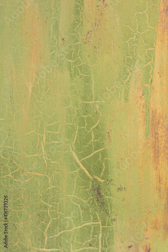 Foto Rusty metal surface with green and yellow paint flaking and cracking texture